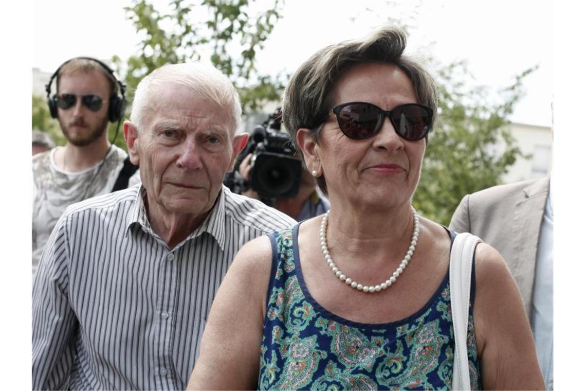 Viviane und Pierre Lambert, die Eltern des Wachkomapatienten, auf dem Weg ins Sebastopol-Krankenhaus. Foto: Thibault Camus/AP