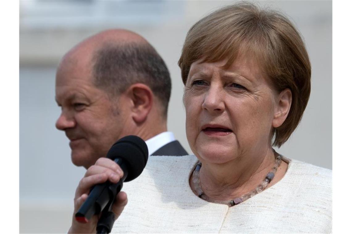 Deutsche geben der Bundesregierung kein gutes Zeugnis Vizekanzler Olaf Scholz (SPD) hinter Angela Merkel (CDU). Die Kanzlerin bleibt laut Umfrage das beliebteste Regierungsmitglied. Foto: Ralf Hirschberger