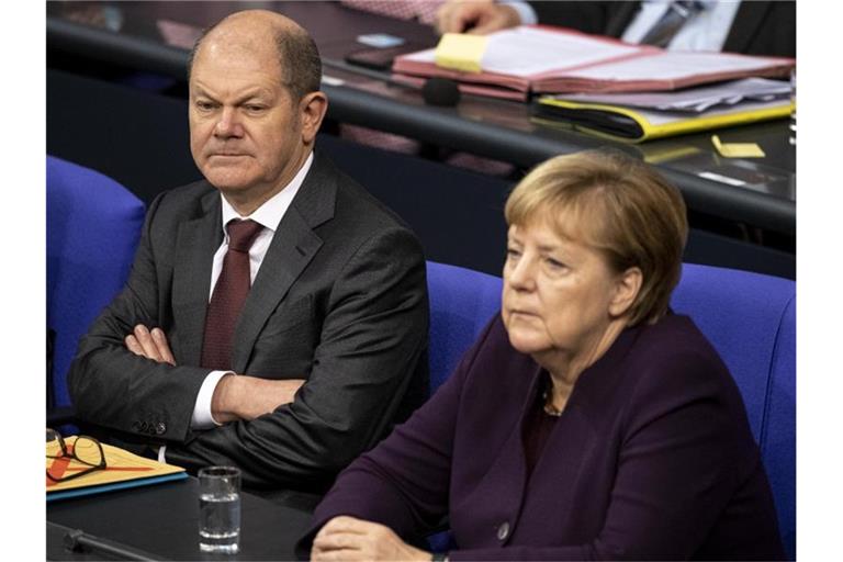 Vizekanzler Olaf Scholz (SPD) und Bundeskanzlerin Angela Merkel (CDU) im Bundestag. Foto: Fabian Sommer/dpa