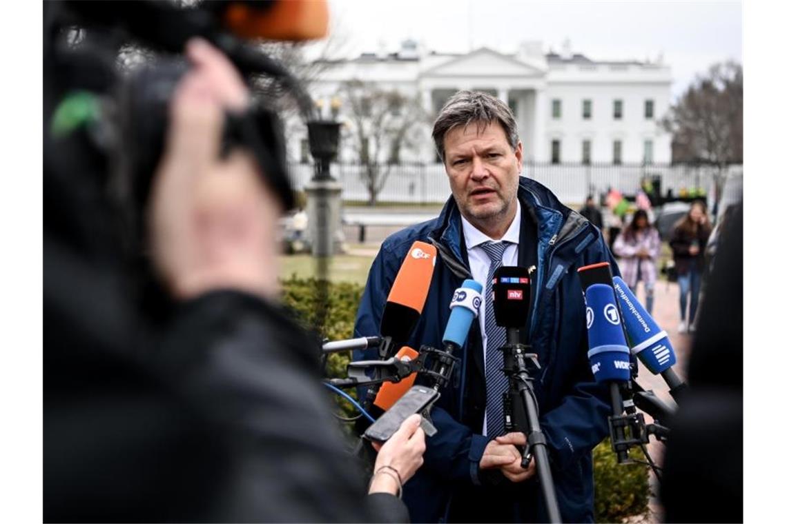 Habeck: Im Zweifel Versorgungssicherheit wichtiger Vizekanzler Robert Habeck (Grüne) spricht vor dem Weißen Haus mit Journalisten. Foto: Britta Pedersen/dpa-Zentralbild/dpa