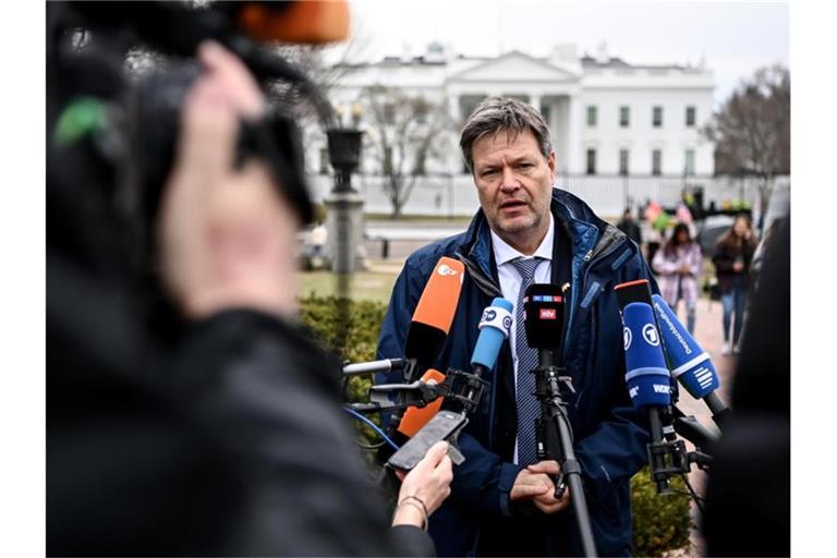 Vizekanzler Robert Habeck (Grüne) spricht vor dem Weißen Haus mit Journalisten. Foto: Britta Pedersen/dpa-Zentralbild/dpa