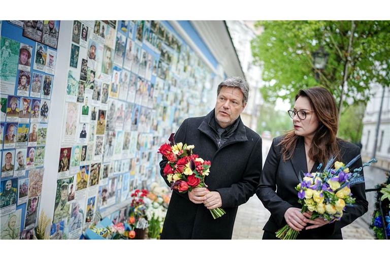 Vizekanzler Robert Habeck legt zusammen mit Julija Swyrydenko, der Ersten Stellvertretenden Premierministerin und Ministerin für Wirtschaft der Ukraine, an der Gedenkmauer für die im Krieg gefallenen Soldaten Blumen nieder.
