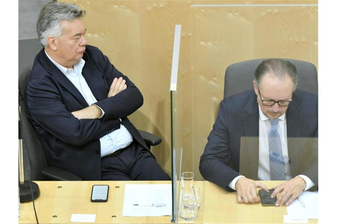 Vizekanzler Werner Kogler (l, neben Alexander Schallenberg) von den Grünen muss sich den Vorwurf gefallen lassen, seine Partei würde das „Machtsystem der ÖVP“ weiter stützen. Foto: Herbert Neubauer/APA/dpa