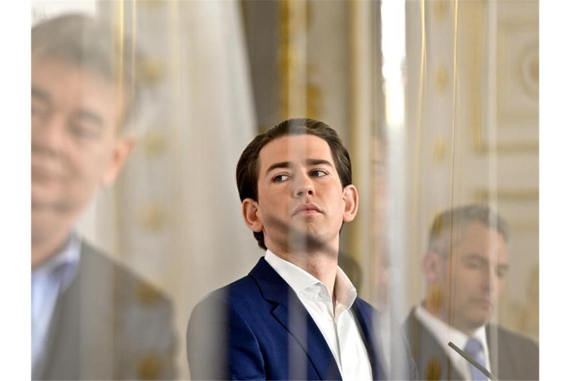 Vizekanzler Werner Kogler (l-r), Bundeskanzler Sebastian Kurz und Innenminister Karl Nehammer im Bundeskanzleramt in Wien. Österreichs Regierung will den Teil-Lockdown abermals verschärfen. Foto: Herbert Neubauer/APA/dpa