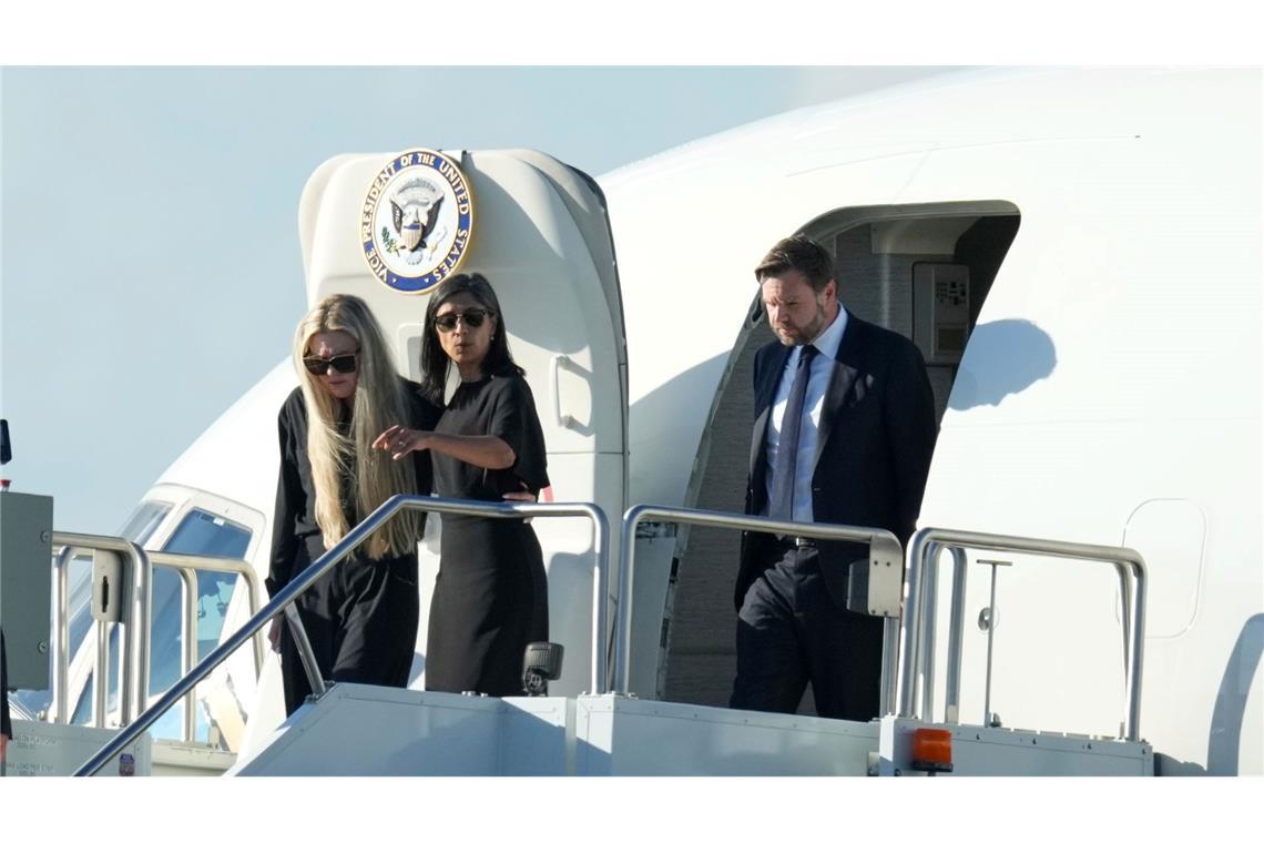 Vance will Folge von Kirk-Podcast moderieren Vizepräsident JD Vance (r), Second Lady Usha Vance (M) und Erika Kirk. (Archivbild)