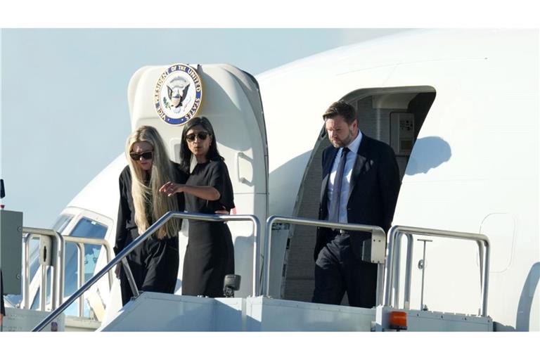 Vizepräsident JD Vance (r), Second Lady Usha Vance (M) und Erika Kirk. (Archivbild)