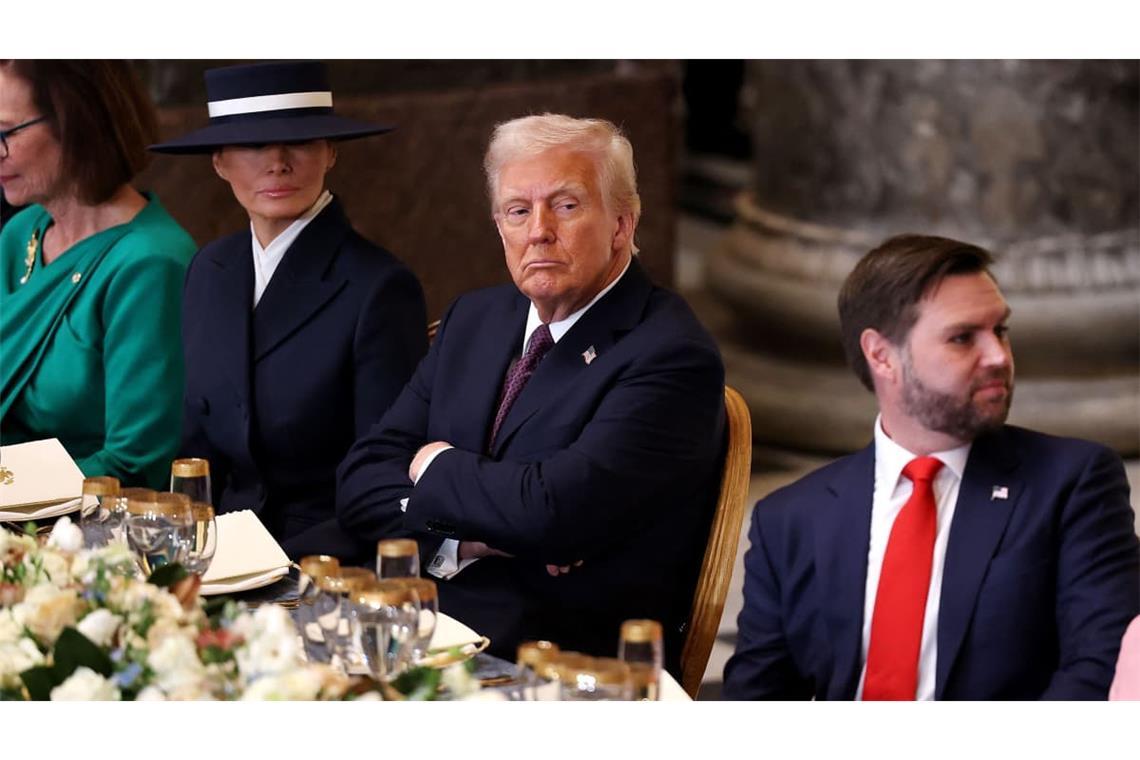 Vizepräsident J.D. Vance sitzt bei der Amtseinführung neben Präsident Donald Trump - den er auch gerne beerben würde.