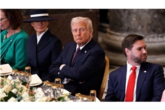 Vizepräsident J.D. Vance sitzt bei der Amtseinführung neben Präsident Donald Trump - den er auch gerne beerben würde.