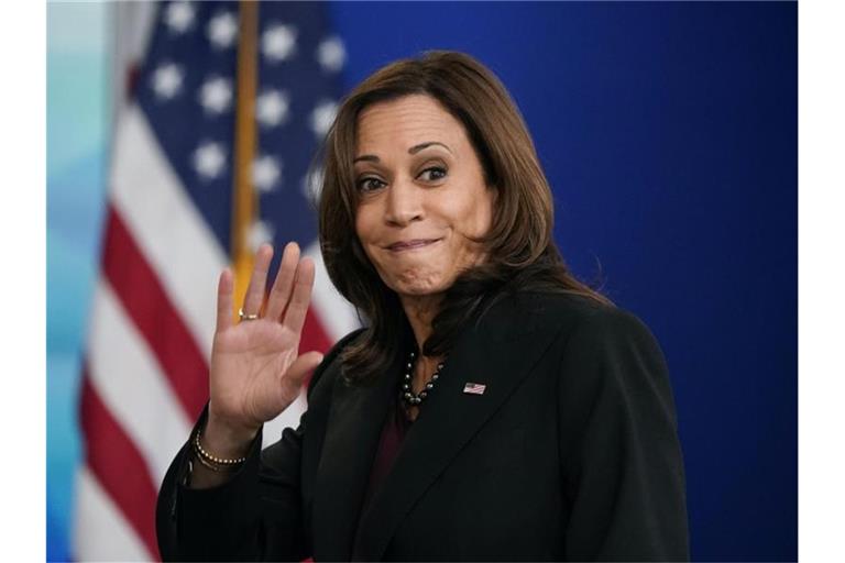 Vizepräsidentin Kamala Harris winkt, als sie nach einer Rede abreist. Foto: Patrick Semansky/AP/dpa