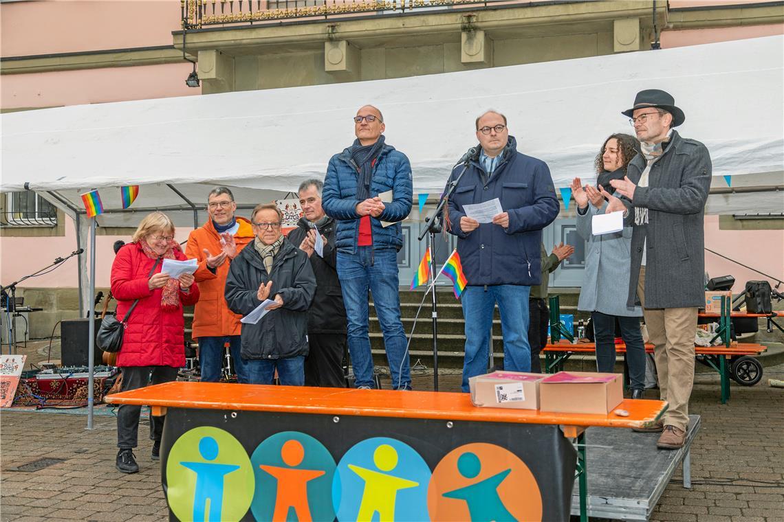 v.L. BM Bernd Bühler, BM Armin Mößner spricht, BM Veronika Franco Olias, BM Chri...