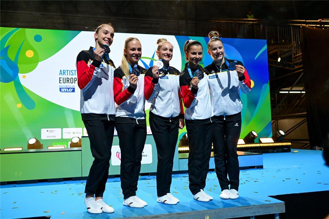 Deutschland holt Silber im Teamfinale v.l. Helen Kevric, Lea Marie Quaas, Karina Schoenmaier, Janoah Mueller und Silja Stoehr.