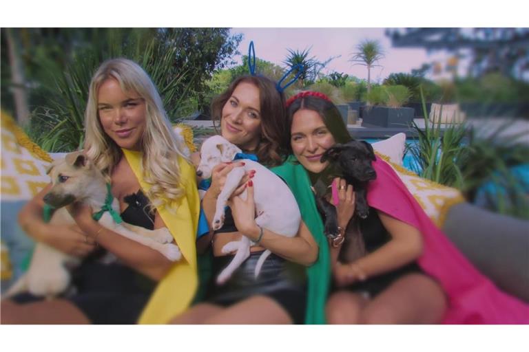 V.l.: Leonie, Linda und Ann-Kathrin mit Puppys.