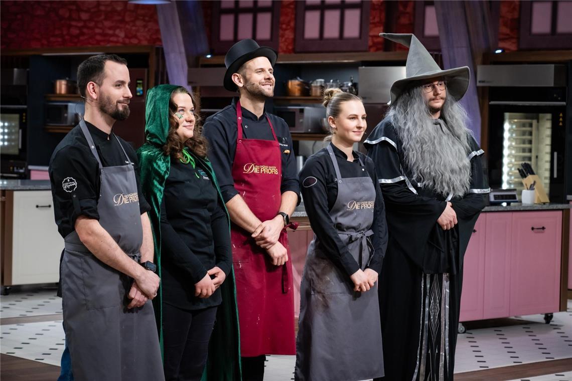 (v.l.) Sven, Anna, Michael, Lina und Péter stellen sich der "Hokus Pokus"-Aufgabe.