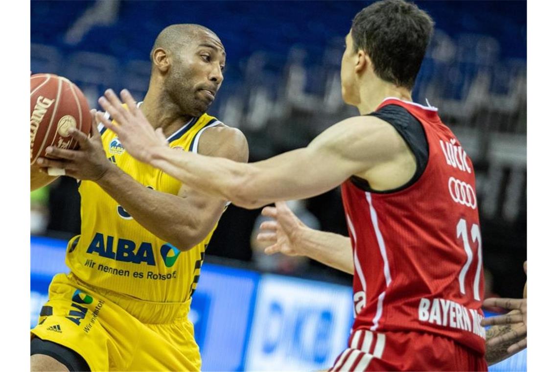 Vladimir Lucic (r) überagte beim Bayern-Auswärtssieg bei Alba Berlin (rechts: Jayson Granger). Foto: Andreas Gora/dpa