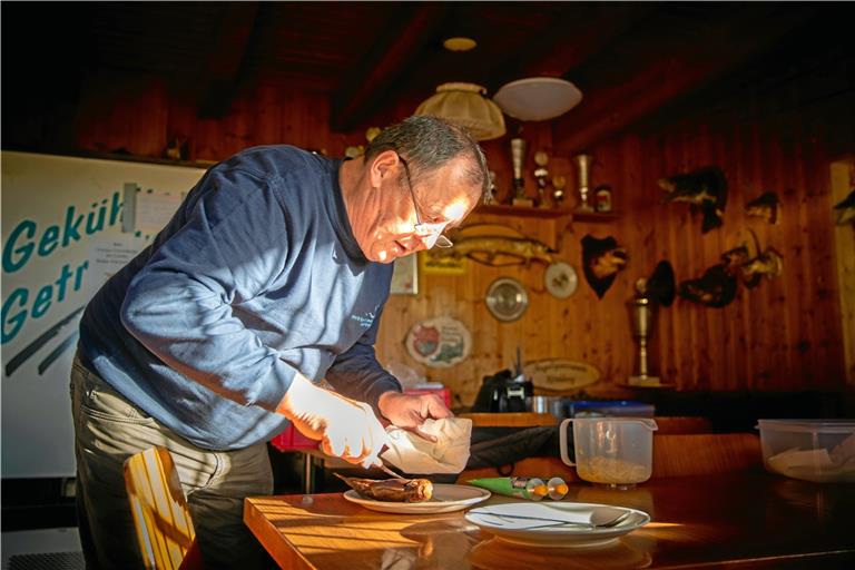 Vlado Pajurin pflegt einen sehr bewussten Umgang mit dem Essen, dass er zubereitetFotos: A. Becher