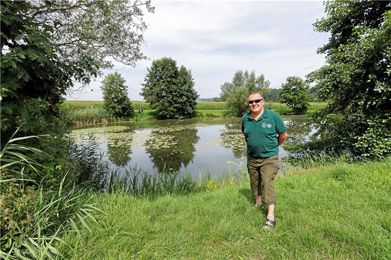 Vlado Pajurin, Vorsitzender des Kirchberger Angelsportvereins, am See im Wüstenbachhof. Seit der Gemeindegebietsreform müssen die Kirchberger Angler in die Nachbargemeinde fahren, wenn sie ihrem Sport nachgehen. Früher gehörte der See zu Kirchberg. Foto: J. Fiedler