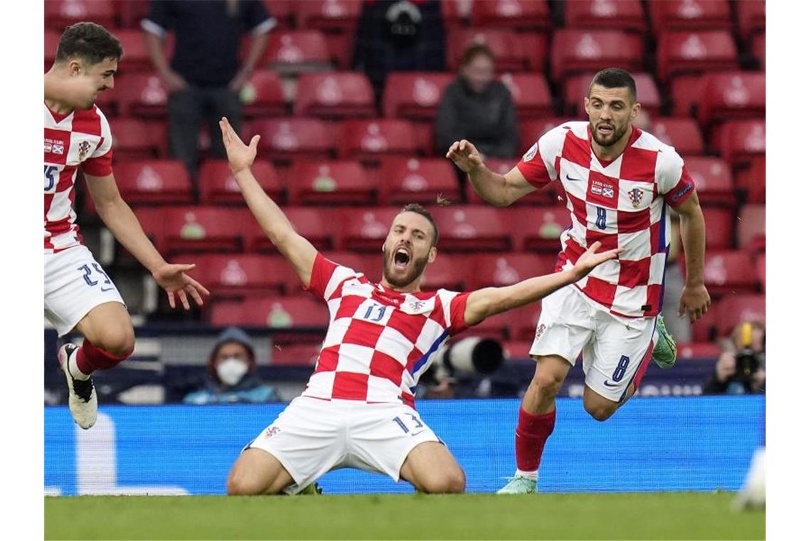 Modric führt Kroatien mit Zaubertor ins Achtelfinale Vlasic (M) feiert seinen Treffer mit Mannschaftskameraden. Foto: Petr David Josek/AP Pool/dpa