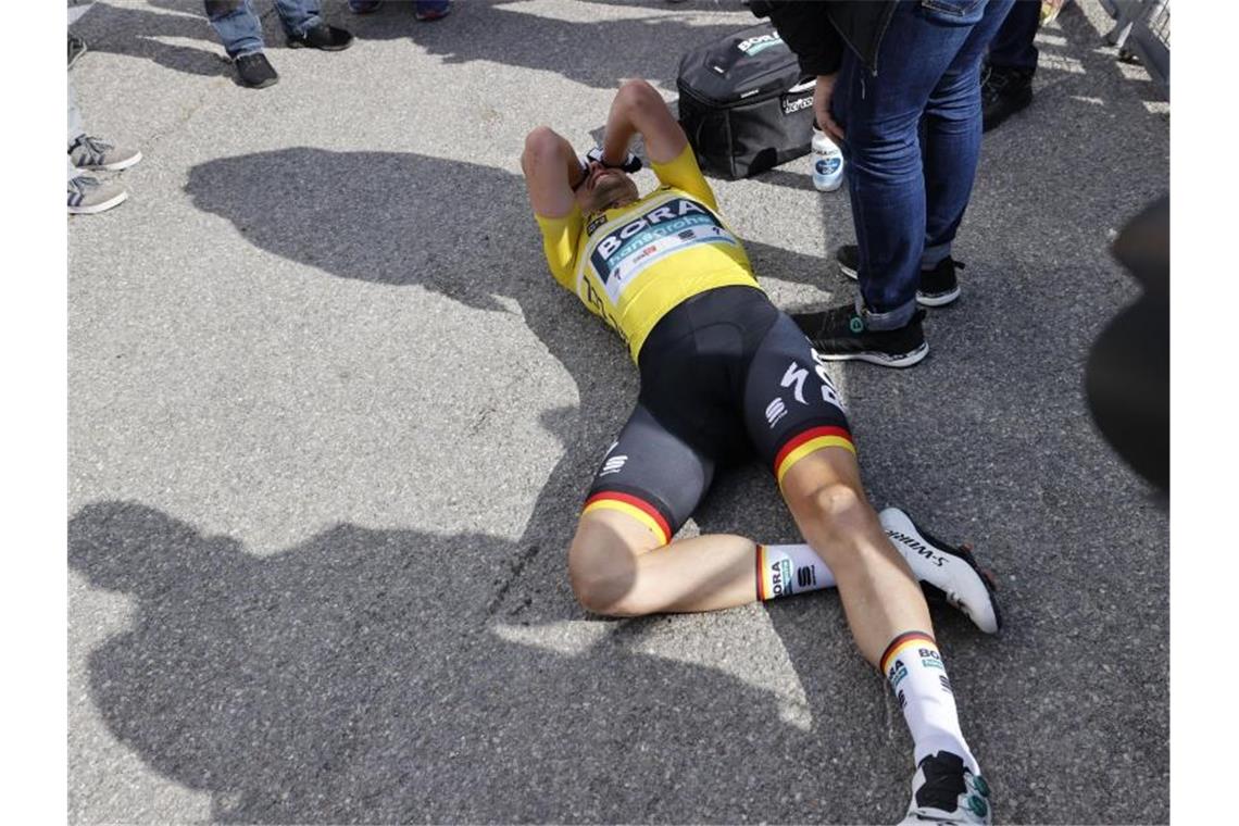 „Schon speziell“: Schachmanns großer Triumph bei Paris-Nizza Völlig entkräftet: Nach seinem Triumph Schachmann in Valdeblore La Colmiane. Foto: Yuzuru Sunada/BELGA/dpa