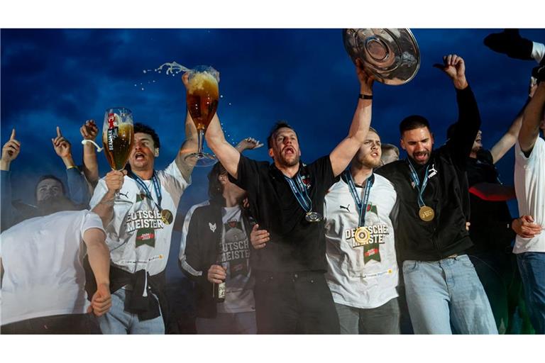 Völlig losgelöst: Füchse feiern den Bundesliga-Titel.