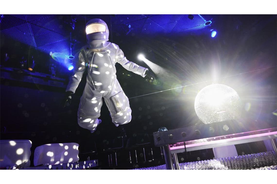 Völlig losgelöst: Vincent Furrer schwebt in „Spaceman“ im Raumanzug durch das Podium.