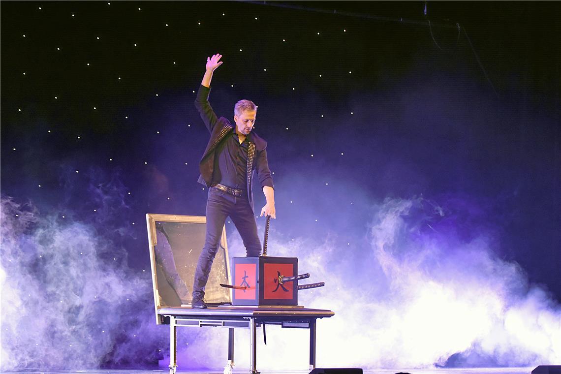 Große Zaubershow mit Peter Valance Völlig unverletzt ließ Peter Valance eine Dame aus der viel zu kleinen Kiste steigen. Fotos: Tobias Sellmaier