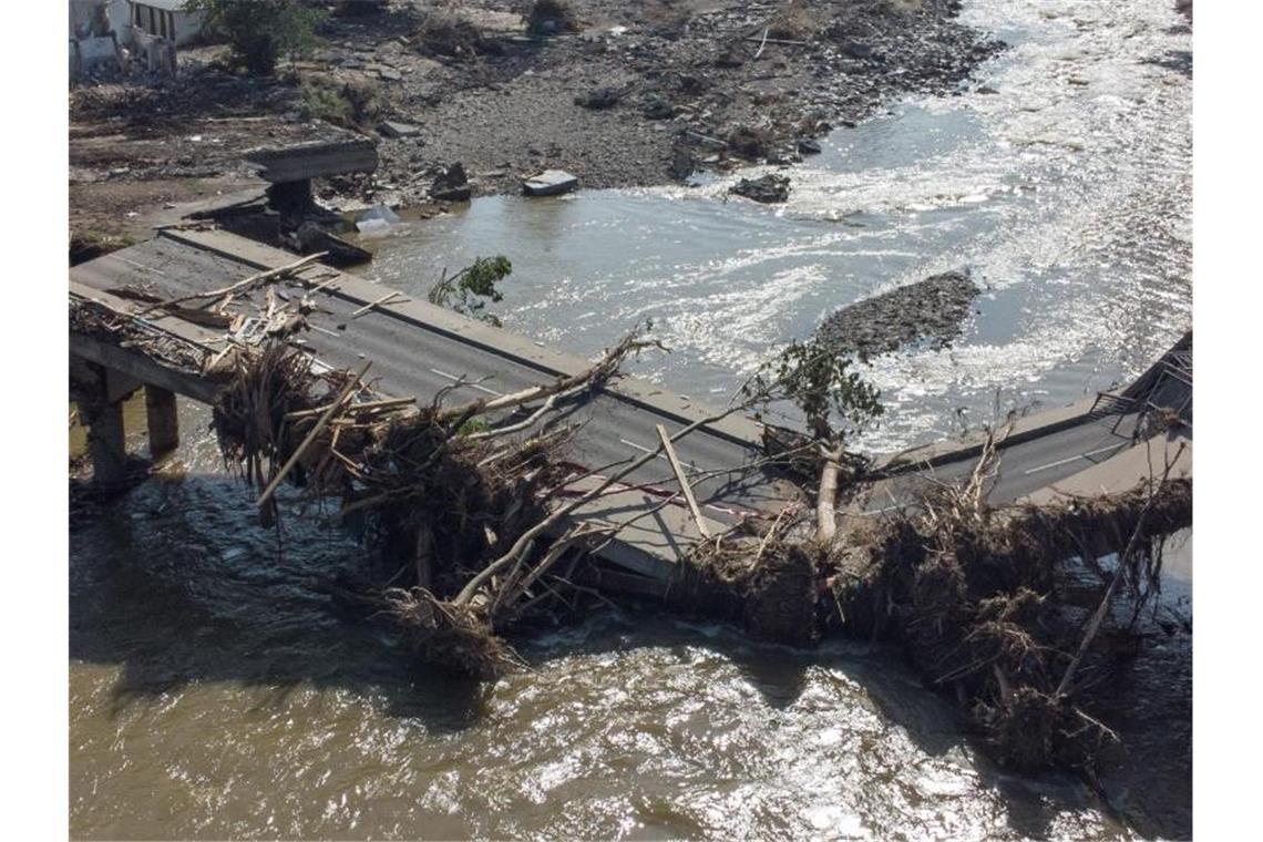 Problemfall Katastrophenschutz: Streit und Schuldzuweisungen Völlig zerstörte Brücke über die Ahr in Ahrweiler nach der Flutkatastrophe. Foto: Boris Roessler/dpa