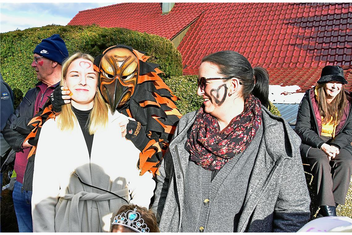 Vogelwildes Narrentreiben am Straßenrand. Faschingsumzug in Althütte. SK
