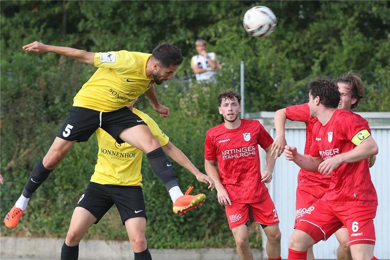 Volkan Celiktas (links) köpft den Ball zur Aspacher 1:0-Führung ins Löchgauer Tor. Foto: Baumann