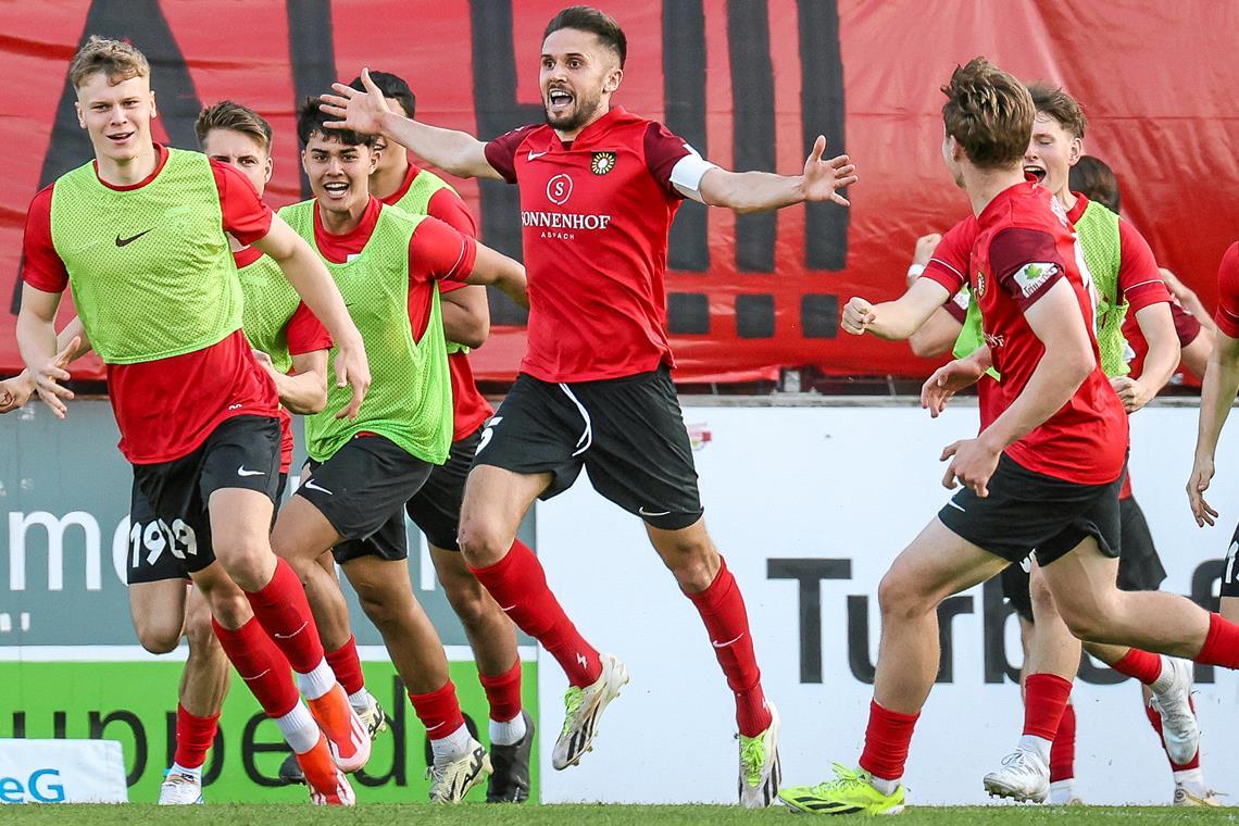 Volkan Celiktas (Mitte) bejubelt das 1:0 im WFV-Pokal-Halbfinale im Mai 2024 gegen den SSV Ulm. Archivfoto: Alexander Becher
