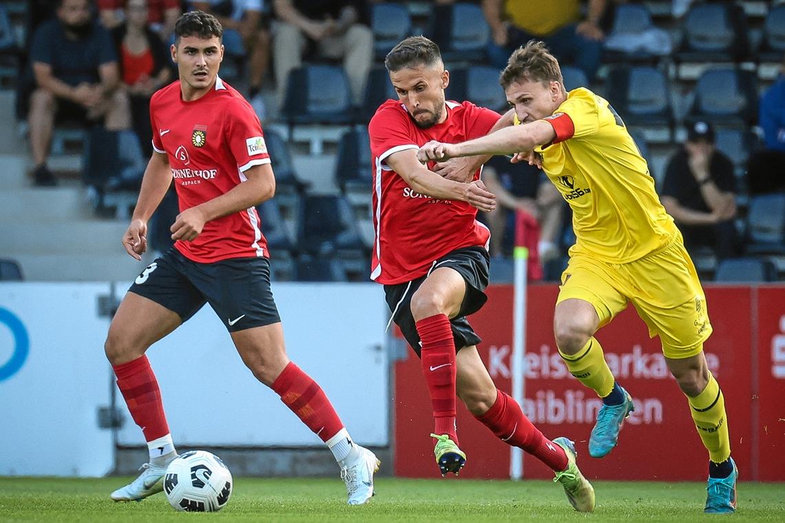 SG Sonnenhof Großaspach: Der neue Trainer setzt auf Offensivfußball Volkan Celiktas (Mitte) und Marco Manduzio (links) sind mit der SG Sonnenhof die Gejagten. Foto: Alexander Becher