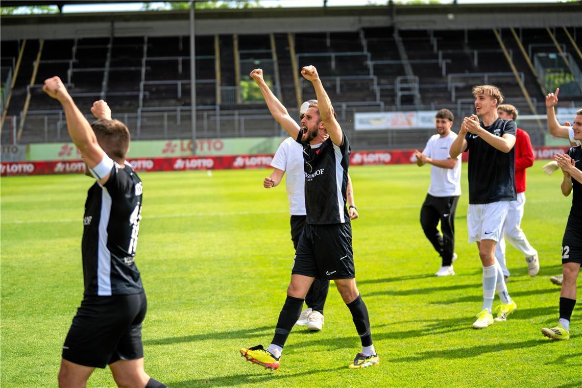 Volkan Celiktas (SG Sonnenhof Großaspach, Nummer 5) jubelt,