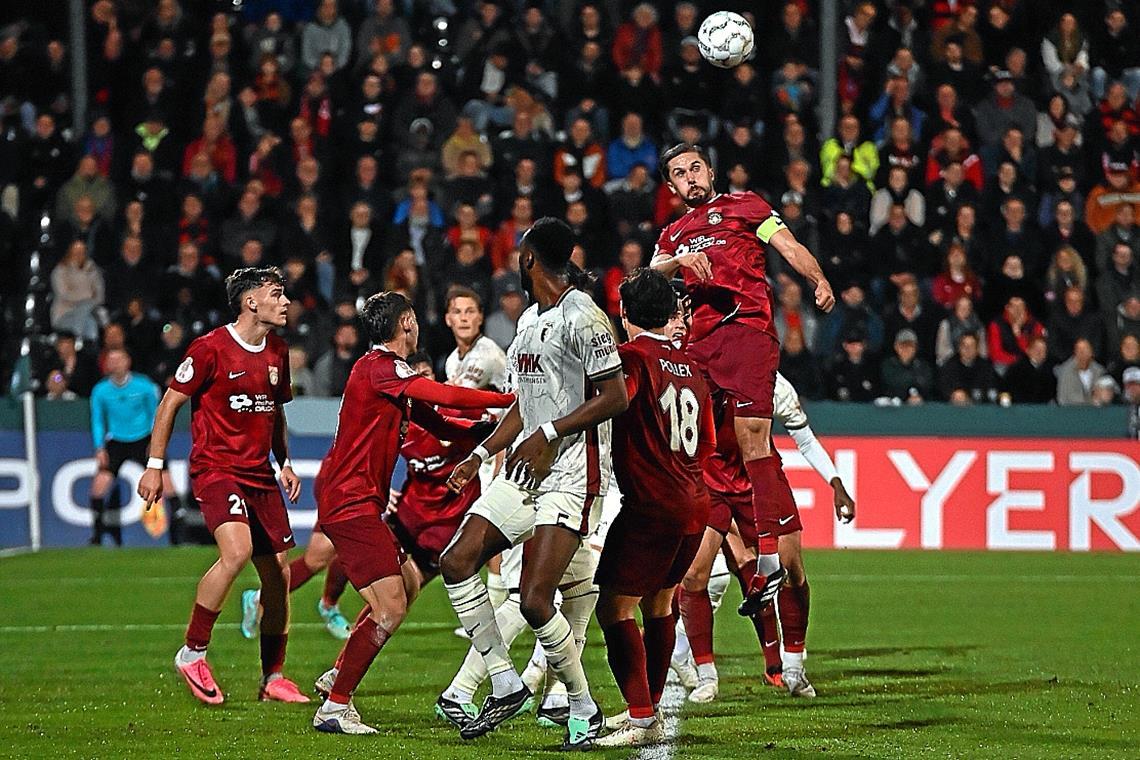Volkan Celiktas und die SG Sonnenhof Großaspach wehren sich gegen Augsburg mit großem Einsatz. Am Ende setzt sich der Erstligist aber beim Drittligisten aus dem Fautenhau in der zweiten DFB-Pokalrunde mit 4:2 durch. Foto: Tobias Sellmaier