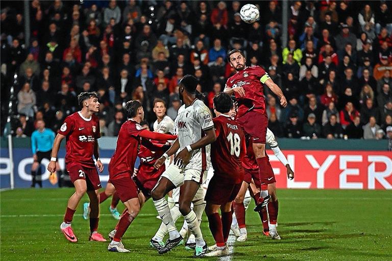Volkan Celiktas und die SG Sonnenhof Großaspach wehren sich gegen Augsburg mit großem Einsatz. Am Ende setzt sich der Erstligist aber beim Drittligisten aus dem Fautenhau in der zweiten DFB-Pokalrunde mit 4:2 durch. Foto: Tobias Sellmaier