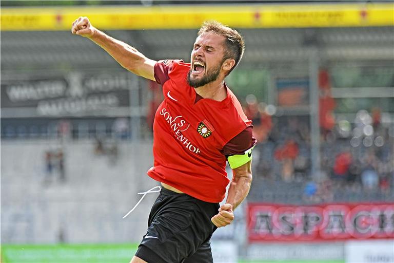 Volkan Celiktas und Großaspach bejubeln den Einzug ins Halbfinale. Der Kapitän selbst besorgt beim 2:0-Erfolg kurz vor Schluss den Führungstreffer. Archivfoto Tobias Sellmaier