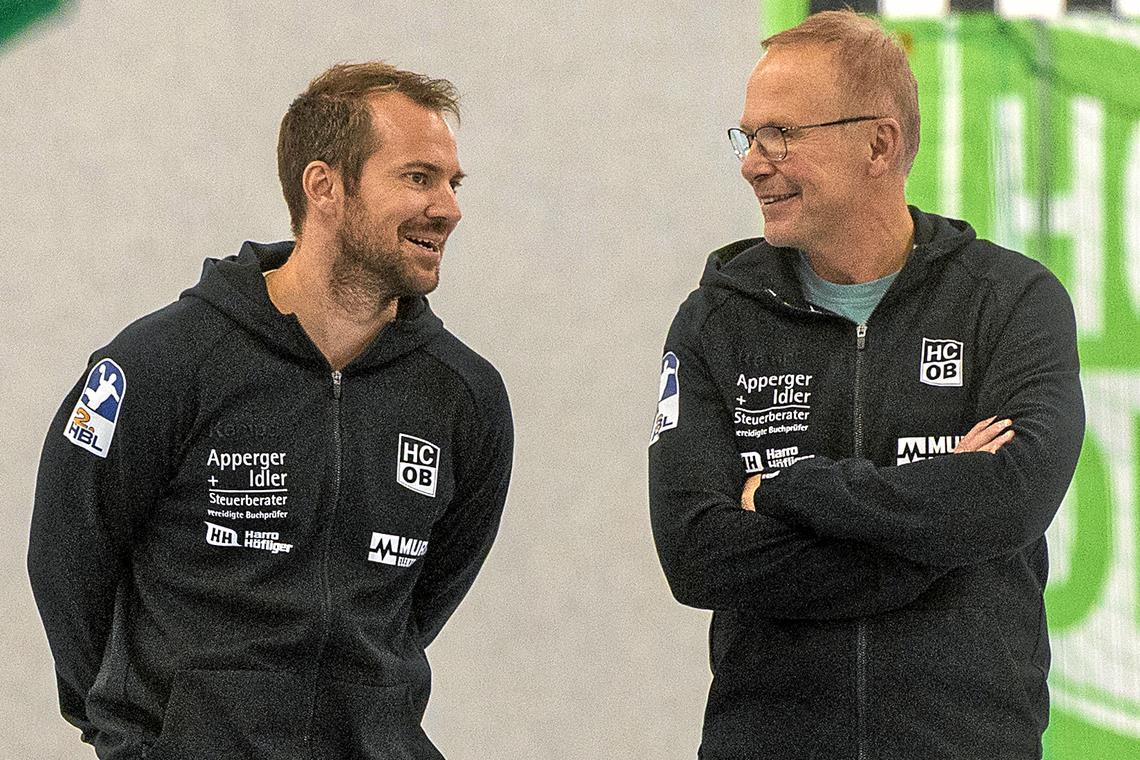 Volker Blumenschein (rechts) und Tobias Klisch sind mindestens bis Weihnachten die Trainer des HCOB. Foto: Alexander Becher