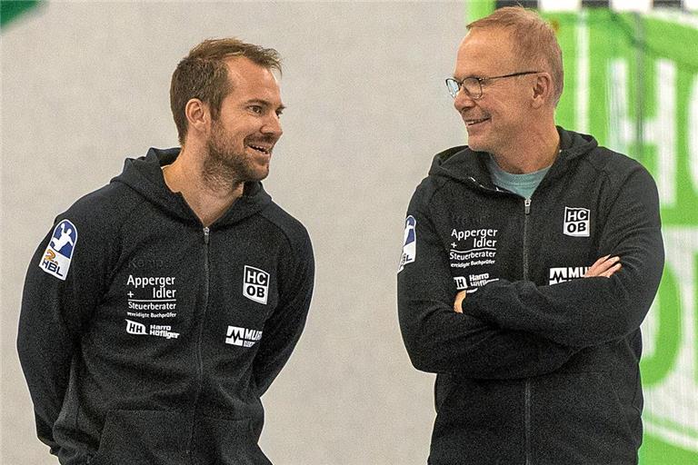 Volker Blumenschein (rechts) und Tobias Klisch sind mindestens bis Weihnachten die Trainer des HCOB. Foto: Alexander Becher