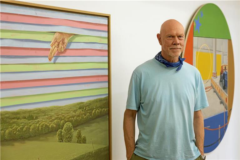 Volker Blumkowskis Bilder regen zum Nachdenken an. Was bedeuten die pastellfarbigen Bänder, die am Himmel quer über einer Landschaft angeordnet sind? Sind sie eine Art Jalousie? Was will uns die Hand mitteilen, die sich auf einem Bild zwischen Lamellen hindurchschiebt? Fotos: Alexander Becher