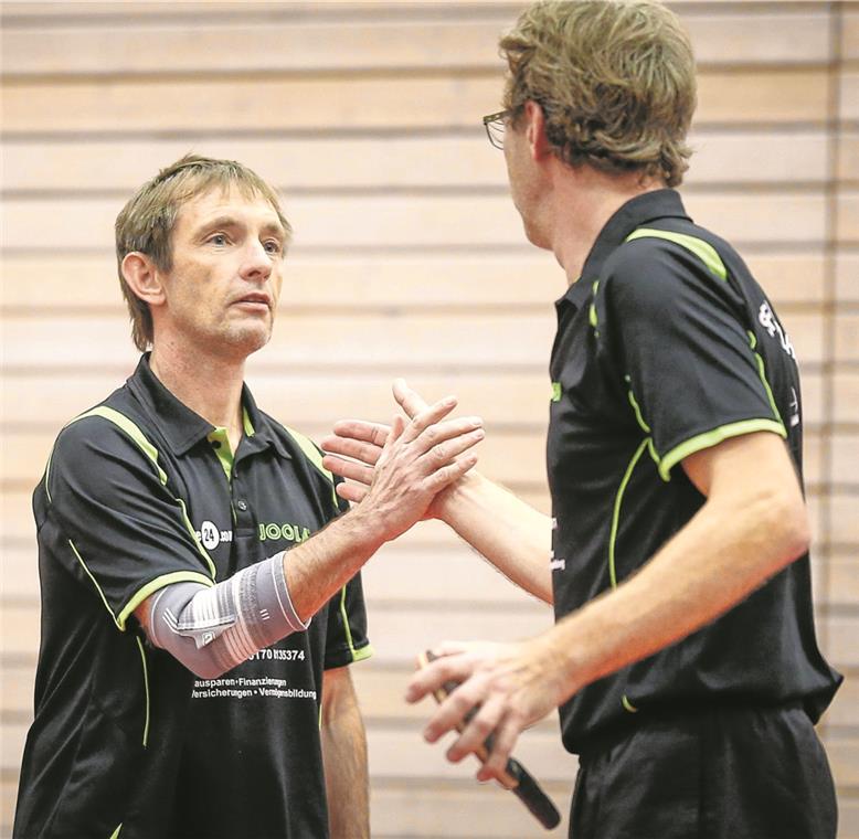 Volker Jocher (links) und Cristof Erkert gewannen mit Großerlach. Foto: A. Becher