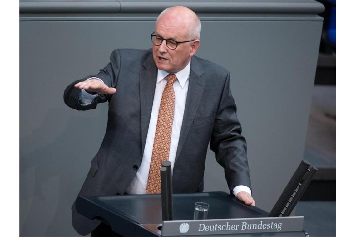 Volker Kauder (CDU) spricht bei einer Plenarsitzung im Deutschen Bundestag. Foto: Bernd von Jutrczenka/Archiv