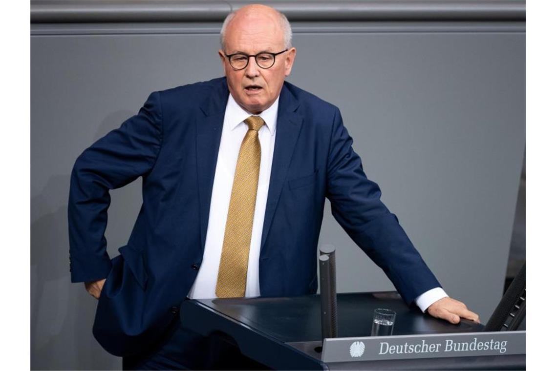 Volker Kauder (CDU) spricht im Bundestag. Foto: Bernd von Jutrczenka/dpa