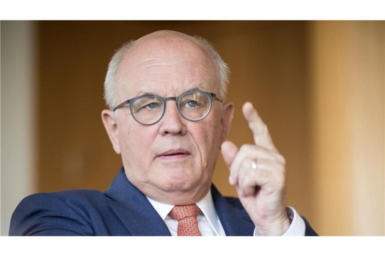 Volker Kauder sagt, Wirtschaftsthemen sind wichtiger als Asylpolitik.