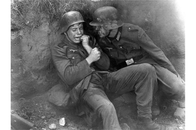 Volker Lechtenbrink (l) als Klaus Hager und Karl-Michael Balzer als Karl Horber 1959 in einer Szene des Films "Die Brücke". Foto: picture alliance / dpa