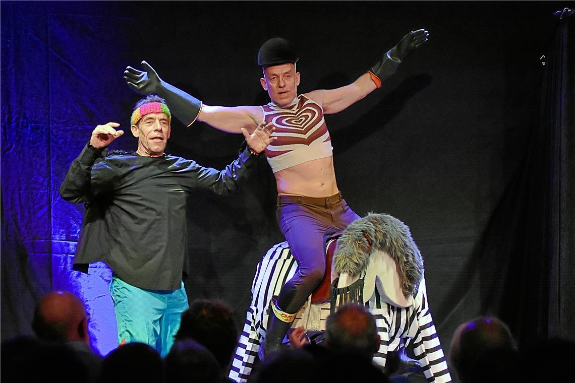 Neuer Unsinn sorgt für volles Haus im Kabirinett Volker Martins als Pferdeflüsterer im Reiterinnenkostüm ist der wortgewandte Schlaue, sein Bruder Thomas gibt den durchgeknallten Narren, der in der „Experimental Show“ eine Zwiebel samt Schale und andere schwere Kost zu sich nimmt. Foto: Tobias Sellmaier