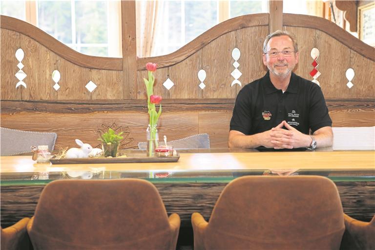 Volker Reich in seinem „Himmelreich“, dem Almrestaurant am Ebnisee. Foto: Palmizi