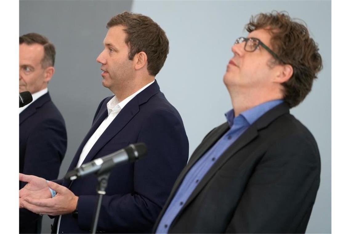 Volker Wissing (FDP, l-r), Lars Klingbeil (SPD) und Michael Kellner (Bündnis 90/Die Grünen) bei einer Presssekonferenz. Im Ringen um die Bildung einer neuen Bundesregierung könnte es zur Vorentscheidung kommen. Foto: Kay Nietfeld/dpa