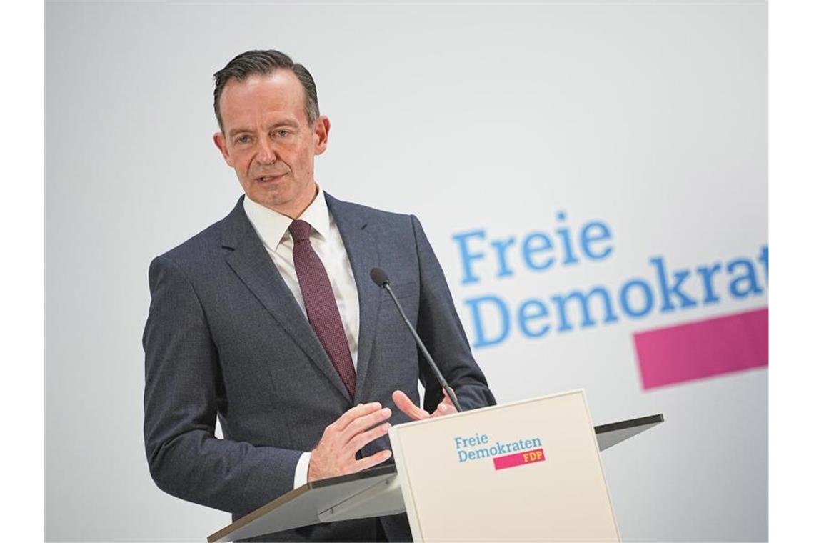 Grüne und FDP starten Suche nach einer neuen Regierung Volker Wissing, Generalsekretär der FDP, spricht bei einem Pressestatement. Foto: Michael Kappeler/dpa