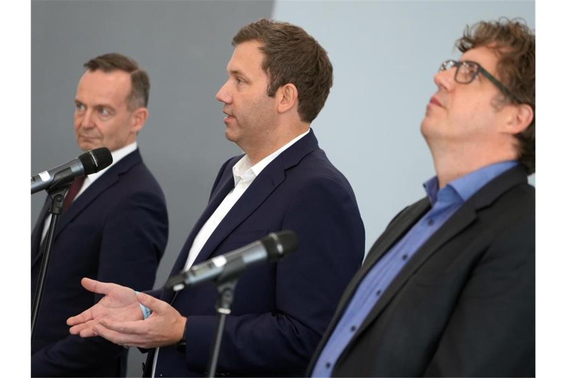 Ampel-Sondierungen nehmen Kurs auf „Stunde der Wahrheit“ Volker Wissing (l.), FDP-Generalsekretär, Lars Klingbeil (M.), SPD-Generalsekretär, und Michael Kellner, Bundesgeschäftsführer von Bündnis 90/Die Grünen, nach den Sondierungsgesprächen in Berlin. Foto: Kay Nietfeld/dpa
