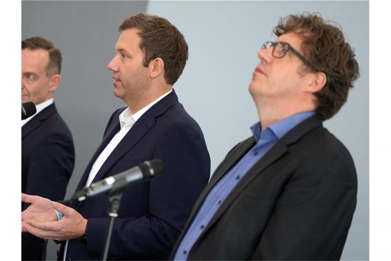 Volker Wissing (l-r), FDP-Generalsekretär, Lars Klingbeil, SPD-Generalsekretär, und Michael Kellner, Bundesgeschäftsführer von Bündnis 90/Die Grünen. Foto: Kay Nietfeld/dpa