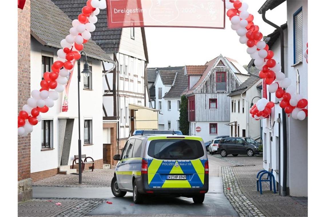 Volkmarsen am Tag danach: Girlanden mit Luftballons erinnern an den Karnevalsumzug, der fröhlich begann und dann mit fast 60 Verletzten endete. Foto: Uwe Zucchi/dpa