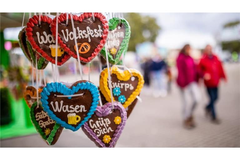 "Volksfest" und "Wasen" steht während des 177. Cannstatter Volksfests auf Lebkuchenherzen.